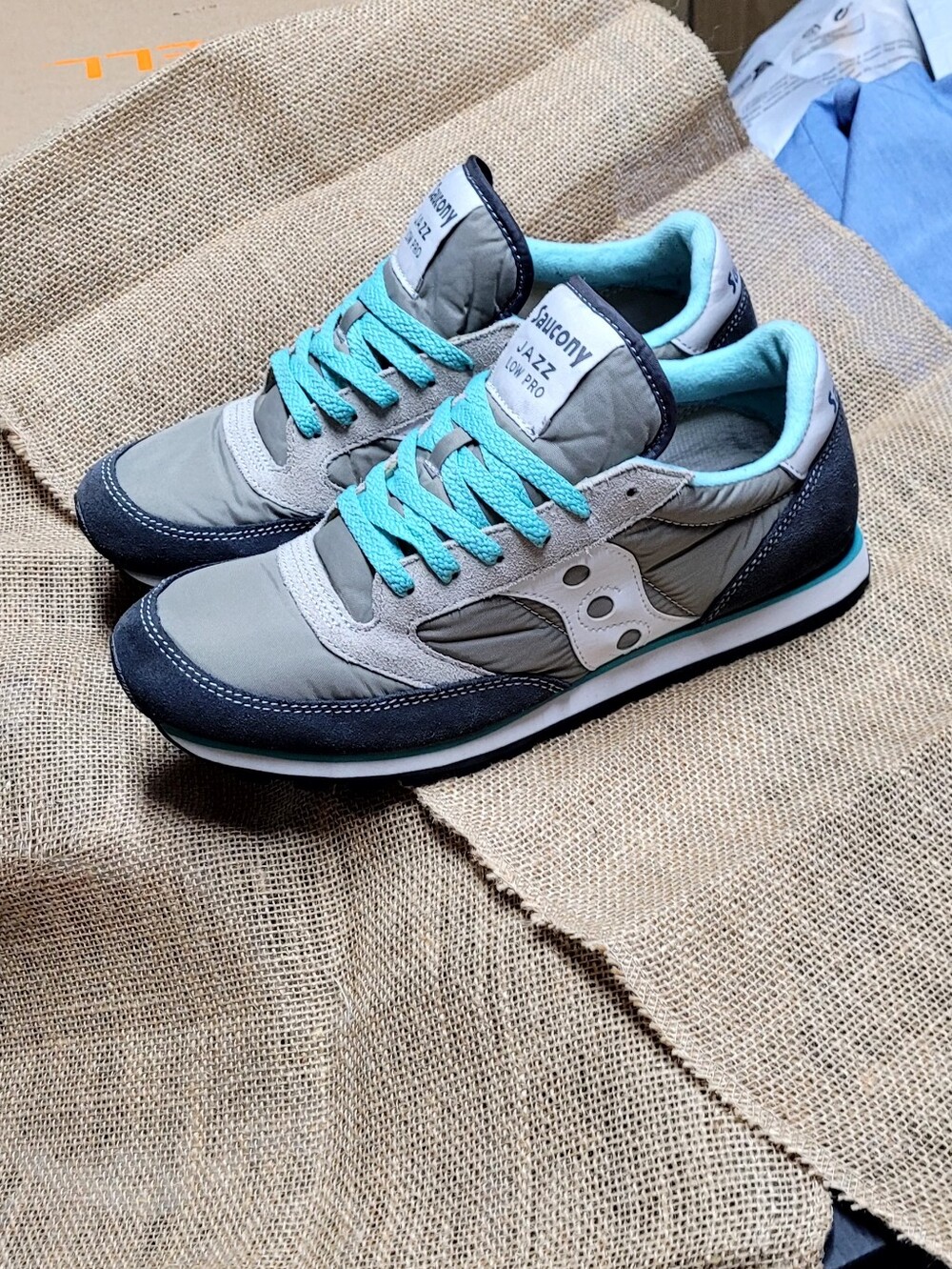 Saucony Women’s 10.5 Men's 9 Grey & Teal Jazz Low Pro Sneakers